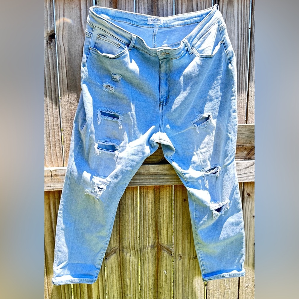 Women plus size ripped jeans, size 20, length is about 3’ please see photos.